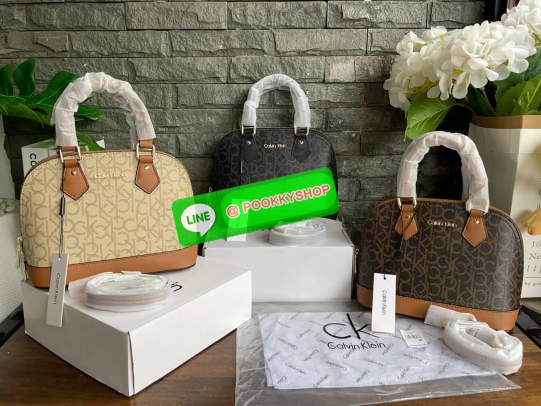 🚚 พร้อมส่ง 🚚 New arrival !! Calvin Klein Dome Mini Bag ( ขนาด 10” ) 💋สวยเก๋ ก่อนใครแน่นอนค่ะ ตามคำเรียกร้อง สวยหรูดูดีมาก สีสวยน่ารัก กระเป๋าสะพายแบบครอสบอดี้ ขนาดมินิ เป็นรุ่นที่ได้รับความนิยม แข็งแรงทนทาน จึงครองใจใครหลายคน วัสดุ