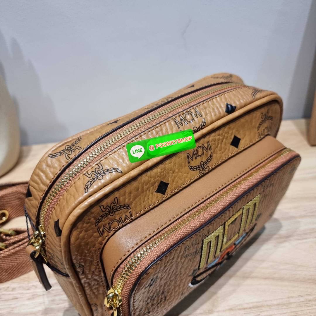 MCM KLASSIK CROSSBODY IN GEO LAUREL คอลเลคชั่นใหม่ที่เพิ่มความสไตลิชให้กับกระเป๋า ด้วยโลโก้จีโอลอเรล โดดเด่นสวยคม กระเป๋าสะพายข้างทรงคลาสสิค ขายดี วัสดุหนังแคนวาสคุณภาพ มีช่องหลัก 2 ช่อง เปิด-ปิดด้วยซิป ด้านหลังมีช่องย่อยอีกหนึ่ง ภายในโล่งกว้าง ใส่กระเป๋า