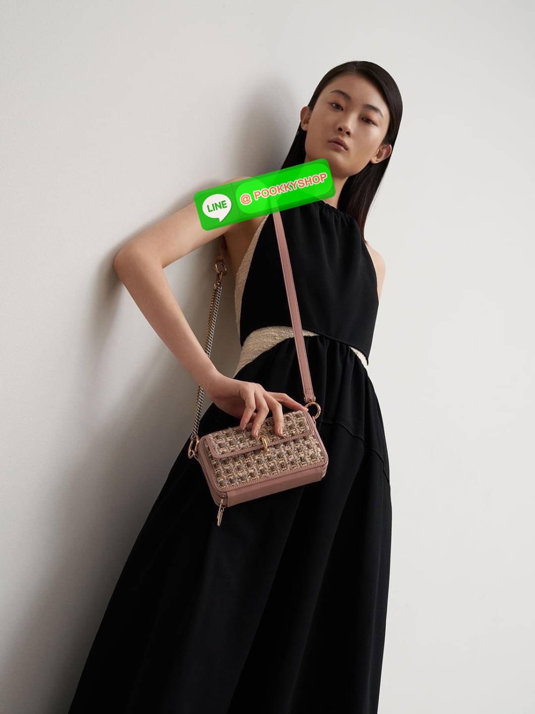 Charles & Keith Tweed Boxy Crossbody Bag กระเป๋าดีไซน์ทรงกล่องแต่ลายผ้าทวิต(สีชมพู,ดำ) ใส่ iPhone 12 Pro Max ได้ ใช้เป็นกระเป๋าเงินและกระเป๋าสะพายในใบเดียว รุ่นนี้วางอยู่ทรง สามารถใช้งานได้ 3 แบบ 1.สายโซ่ 2.สายหนัง 3.สายโซ่ต่อสายหนังสะพายแบบครอสบอดี้ สีสว