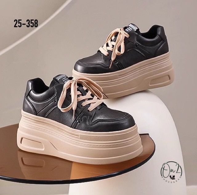 รองเท้าผู้หญิงทรง Sneaker Platform เสริมส้นแบบหนา ดีไซน์แฟชั่นล้ำสมัย ใส่แล้วขาดูยาว หุ่นเพรียวขึ้นทันที น้ำหนักเบา เดินง่ายไม่เมื่อย เข้ากับฤดูนี้สุดๆ! เพราะใส่คู่กับกางเกงขายาวหรือกระโปรงก็โดดเด่น แมทช์เสื้อหนาว เสื้อแขนยาวได้ลงตัว เพิ่มลุคให้ดูสตรีทแฟช