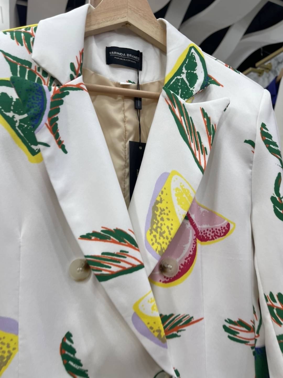 Blazer ทรง oversize ลายผลไม้ที่ทุกคนต้องมีค่าา งานจริงผ้าดี นุ่มมากกก เป็นทรง over size นะคะ ใส่ได้ทุกโอกาสจริงค่ะรุ่นนี้ กระเป๋าจริง มีซับในทั้งตัวนะคะ มีเสริมไหล่บางๆ ให้เป็นทรงสวยน๊า