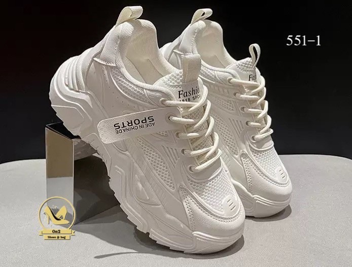 รองเท้าผ้าใบแฟชั่นเกาหลีดีไซน์ทันสมัยและโดดเด่น ด้วยพื้นรองเท้าที่มีความหนาและดีไซน์ที่ดูมีลูกเล่น เหมาะสำหรับผู้ที่ชื่นชอบสไตล์สปอร์ตแฟชั่นที่ใส่สบายและเสริมความสูงได้เล็กน้อย มีให้เลือกทั้งสีขาวครีมและสีชมพูอ่อนที่ดูน่ารัก ดูทะมัดทะแมง สามารถนำไปมิกซ์แอ