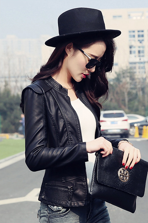 เสื้อผ้าแฟชั่นนำเข้า : เสื้อแจ็คเก็ต เสื้อหนังแฟชั่น พร้อมส่ง สีดำ หนัง PU คอจีน แขนยาว ดีเทลเย็บตะเข็บตรงหัวไหล่สุดเท่ห์ แต่งกระเป๋าหลอกด้วยซิบรูดเก๋ แต่งผ่าด้านหลัง หนังเนื้อนิ่มหน้าใส่ มีซับใน