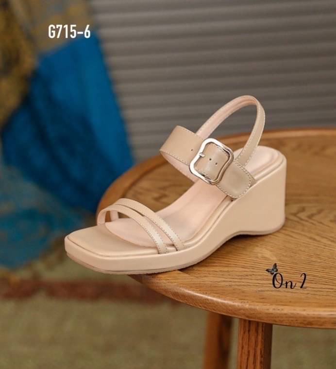 รองเท้าส้นเตารีดความสูงกำลังดี ใส่สบายไม่ปวดไม่เหมื่อยเท้า มาพร้อมดีไซน์เรียบเก๋ สวมหน้ารัดข้อเท้าโทนสีเข้ากับชุดง่าย ได้ทุกชุด งานสไตล์แบรนด์ดีไซน์น้อยแต่มากค่ะพร้อมส่ง 2 สีค่ะ