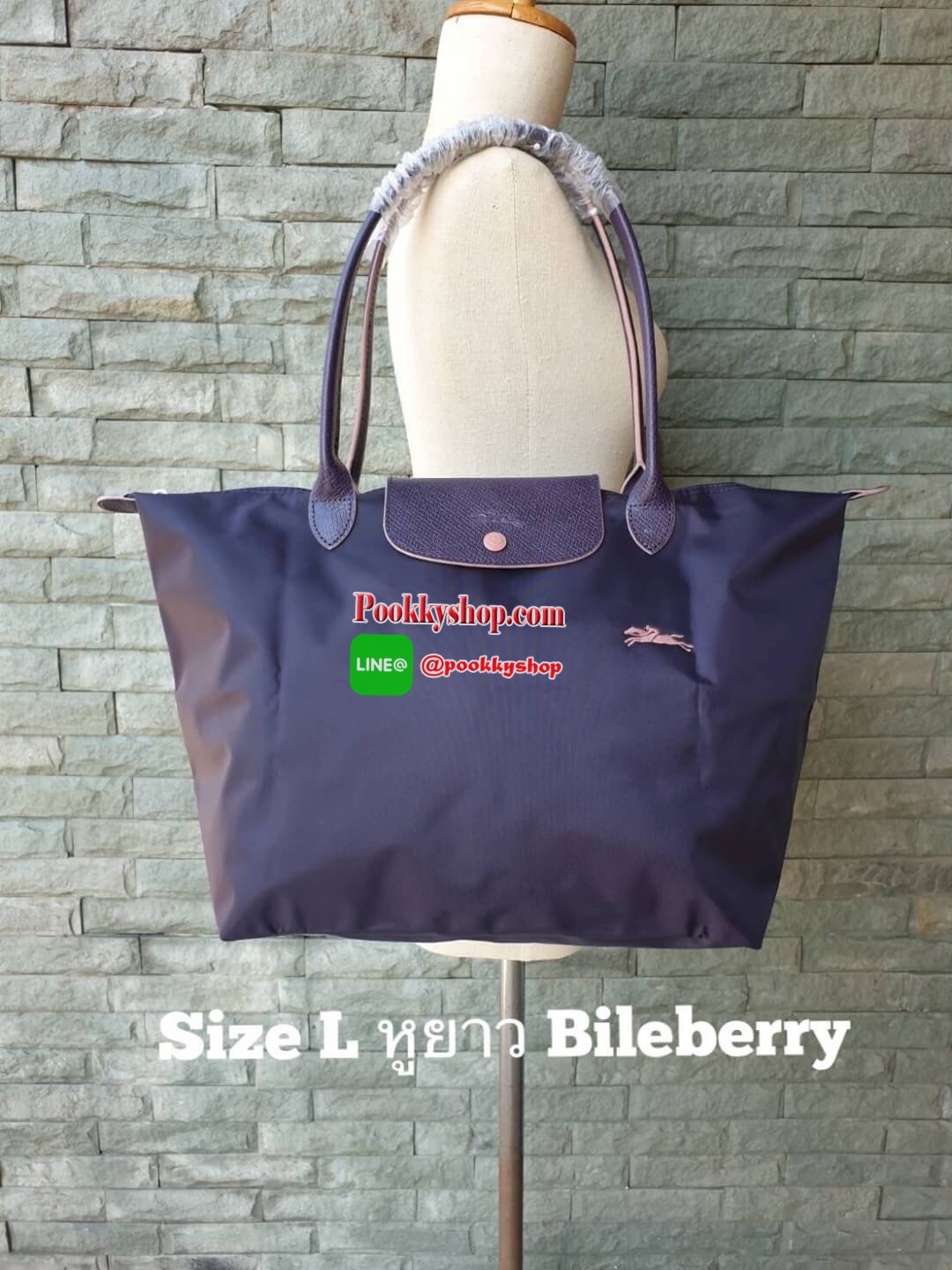 Longchamp Le Pliage Club Tote Bag Size L หูยาว วัสดุเนื้อผ้า Nylon Canvas เคลือบกันนำ้ ตัดด้วยหนังแท้ที่มีน้ำหนักเบา ดีไซน์เรียบง่ายแต่เต็มไปด้วยความคลาสสิก จนเป็นที่ชื่นชอบไปทั่วโลก Longchamp ปรับโฉม LE PLIAGE ด้วยการปักลายรูปม้า-ตราสัญลักษณ์ของแบรนด์บนผ