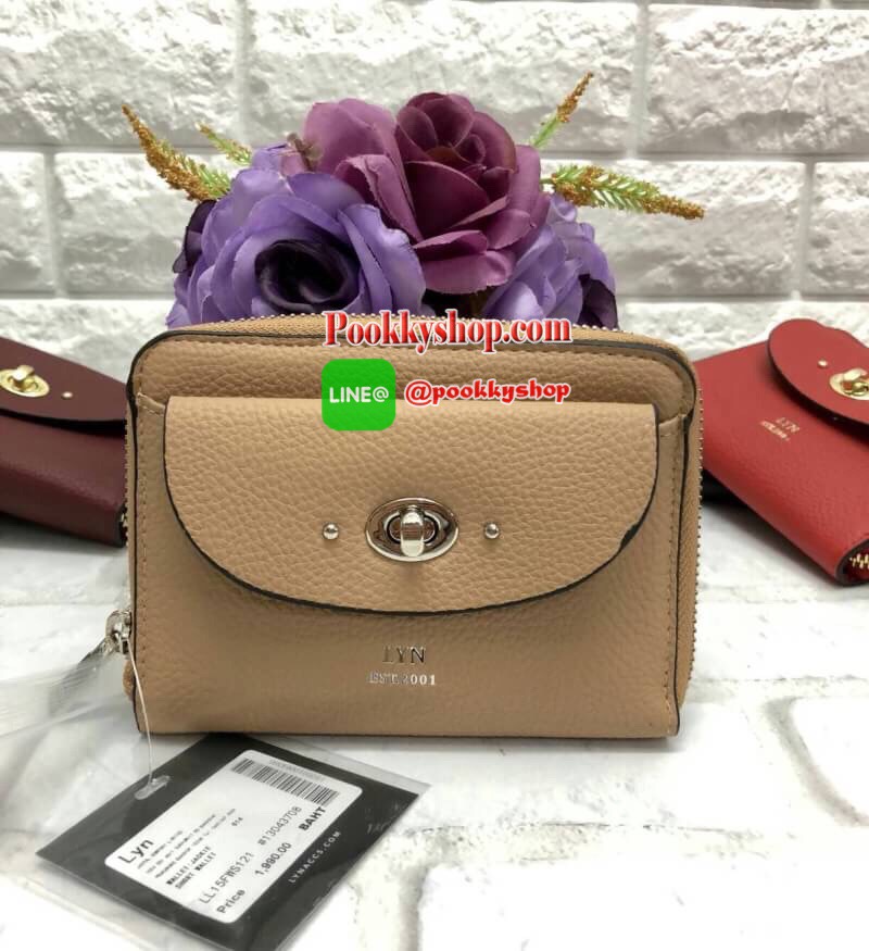 New arrival !!! LYN SHORT WALLET BAG รุ่นใหม่ล่าสุด!!! กระเป๋าสตางค์ใบสั้นขนาดกลาง วัสดุหนังลิ้นจี่ ลายหนังสวย นิ่มมือมากๆค่ะ ด้านหน้ามีช่องกระเป๋าหนึ่งช่อง เปิดปิดช่องหลักแบบซิปรอบ ด้านในมีข่องใส่รูปถ่าย ช่องใส่บัตรต่างๆได้ถึง 10 ช่องค่ะ มีช่องกว้างสำหรั