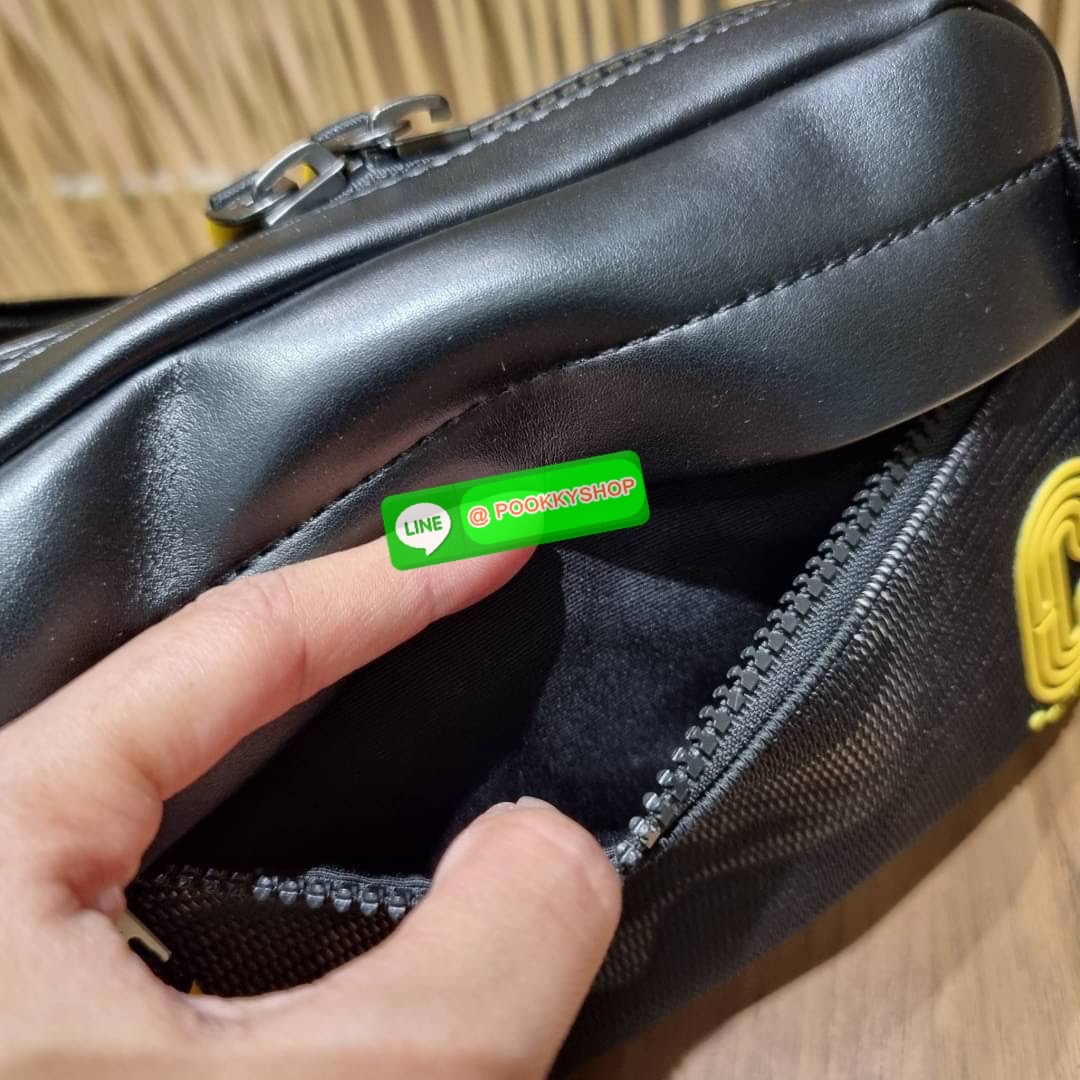 COACH 2373 EDGE CROSSBODY ความเท่ never die!! กระเป๋าครอสบอดี้ทรงยอดฮิต ที่หนุ่มๆไม่ควรพลาด รูปทรงดีไซน์คลาสสิค ใช้งานง่าย วัสดุหนังแท้สลับแคนวาส โดดเด่นด้วยลูกเล่นโทนสี ตัวกระเป๋ามีซิปหลัก และซิปด้านหน้า พร้อมช่องแยกด้านหลัง ใส่ของไปเลยเน้นๆ ใส่โทรศัพท์ม