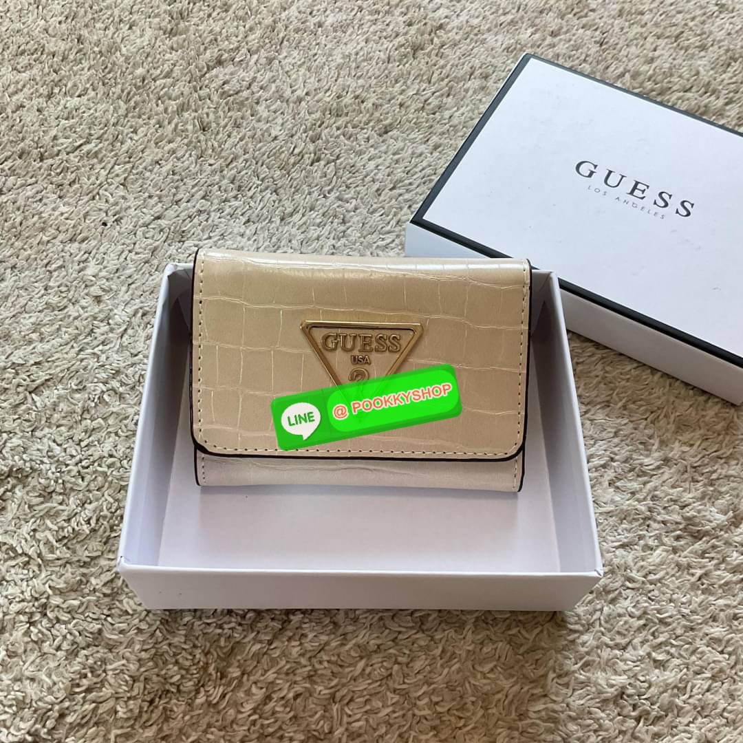 รุ่นใหม่ล่าสุด! GUESS SHORT WALLET กระเป๋าสตางค์ใบสั้นสองตอน วัสดุตัวหนังลายสวยหรูพิมพ์ลายทั้งใบ เปิดปิดด้วยกระดุม ด้านในบุผ้าปั้มแบรนด์มีช่องใส่รูป และใส่บัตรได้อีกหลายช่อง มาพร้อมช่องใส่ธนบัตรหนึ่งช่อง สวยคุ้ม สไตล์มินิ สำหรับคนไม่ชอบพกเงินเยอะ แนะนำใบน