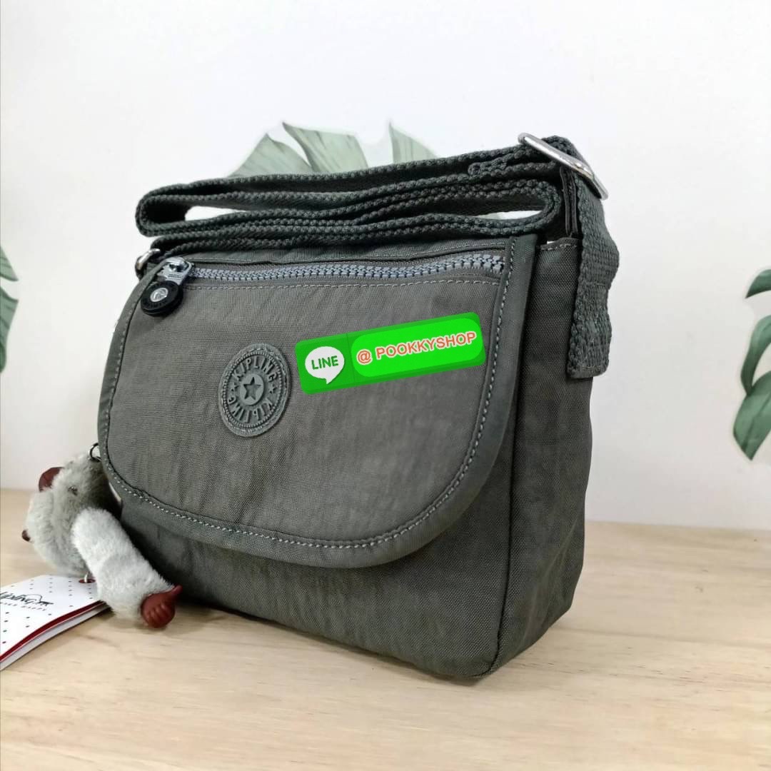 KIPLING SABIAN CROSSBODY MINI BAG กระเป๋าสะพายข้าง วัสดุ Nylon & Polyester 100% ขนาดเล็กกำลังน่ารัก เปิด-ปิดด้วยฝาปิดกระดุมแม่เหล็กและซิปแบรนด์ ด้านในทีแท็กแบรนด์