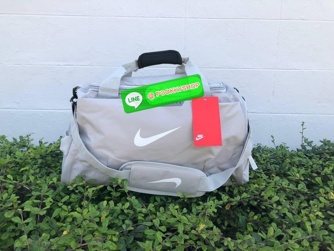 NIKE GYM BAG กระเป๋ายิมและกระเป๋าเดินทางสารพัดช่องที่มีพื้นที่ให้คุณเก็บของมากมาย ไม่ว่าจะช่องซิปคู่หลักที่กว้างใหญ่ สำหรับใส่เสื้อผ้าเดินทางได้หลายชุด ปลอดภัย ช่องรองเท้าแยก และช่องใส่ของด้านในสำหรับเก็บของมีค่า สายคล้องไหล่คู่และสายสะพายไหล่ถอดเก็บได้สา