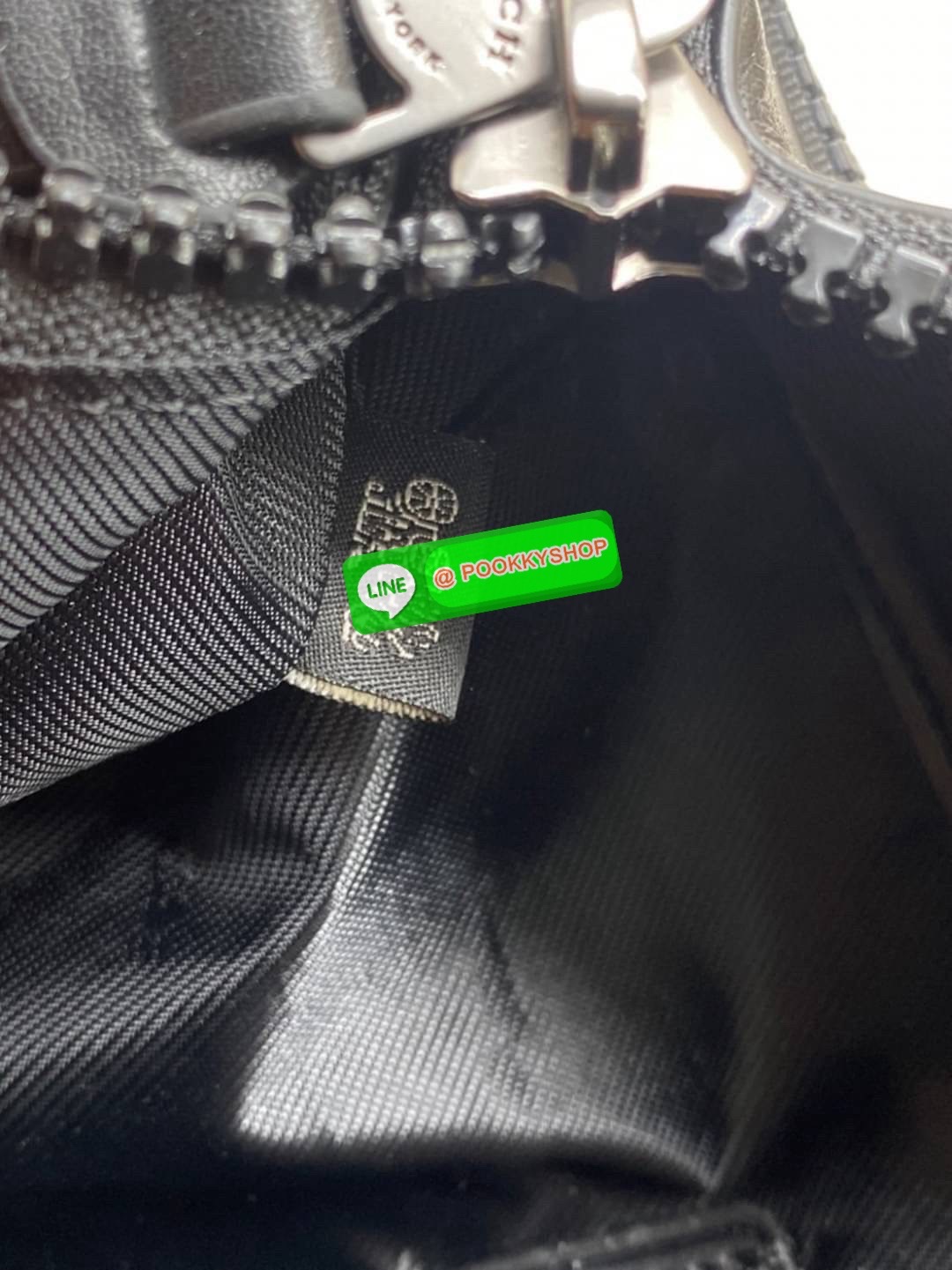 Coach 40345 Rivington Belt Bag In Signature Canvas สายแฟต้องร้องว้าว “ลายมีอยู่ทั่วไป…แต่ลายที่มี C อยู่ด้วย ใครเห็นก็รู้ว่า ‘เท่แบบ Coach’” Coach Charter Belt Bag ลาย C สุดเก๋ ทรงโค้งครึ่งวงรี คาดอกได้เท่ คาดเอวก็เก๋ ใครใส่ก็หล่อดูดี มีเอกลักษณ์เฉพาะตัว!