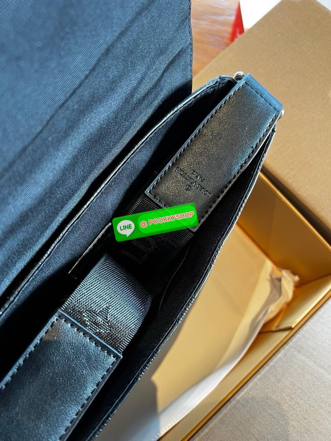 ราคาดีๆหมดแล้วหมดเลยน๊าา ใช้เป็นเพื่อนคู่กายในชีวิตประจำวันรุ่นนี้ไม่ว่าจะใช้ในไทยหรือพกพา ตปท.คือดูดีมากๆ ห้ามพลาด LOUIIS VUITTON DISTRICT PM ((Vip Duty free ตปท.)) 🔖พร้อมส่ง! กระเป๋าแมสเซนเจอร์ District PM รุ่นใหม่ 2024! หนังแม้อย่างดี ลายนูนสวย