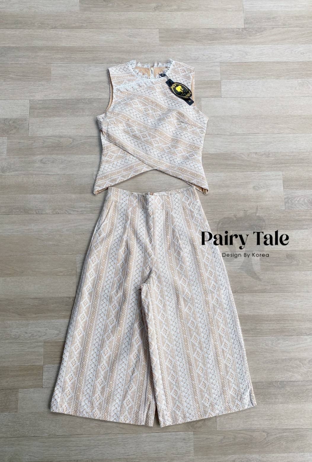 Set เสื้อแขนกุดปลายวียาว กางเกงขา 6 ส่วน ผ้าลูกไม้สีขาว เคลือบผ้าซับในสีครีม งานจริงสวยมากกกก บอกได้เลยว่าลุคนี้ดูรวยค่า