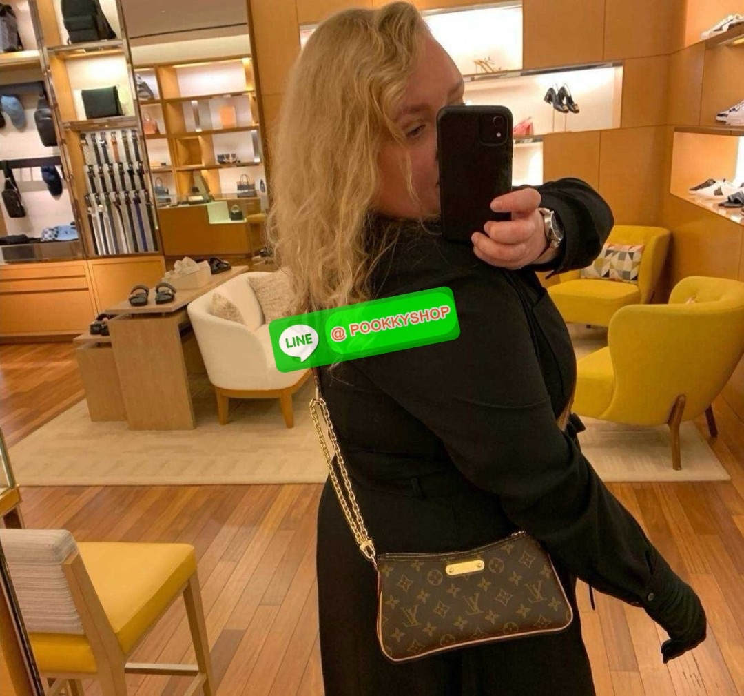 🔆 Model LV liv pochette 🔆 Details ยังคงมีความเป็นเอกลักษณ์ ดีไซน์ลวดลายโมโนแกรมเรียบหรู กับกระเป๋าทรงสวยจากเคาน์เตอร์ dutyfree สวยจับต้องได้ เก๋มากๆ เพลทโลโก้สีทองโดดเด่น มาพร้อมสายสะพายถึง 2 แบบ สายโซ่และสายหนัง ที่สามารถปรับใช้สร้างลุคได