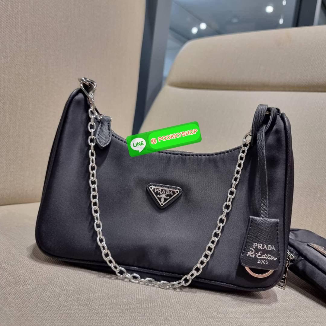 PRADA RE-EDITION 2005 RE-NYLON SHOULDER BAG ไอเท็มสุดปัง ที่ฮิตตลอดกาลไม่ว่าจะปีไหนๆ จัดให้ครบทั้งสีขายดีและสีใหม่ล่าสุด ที่สายคุณหนูห้ามพลาด!! กับกระเป๋าสะพายทรงคลาสสิค เหมาะเป็น everyday bag มากๆ วัสดุผ้าไนล่อนคุณภาพ พร้อมใบลูก ไว้ใส่เหรียญ ใส่กุญแจได้ส