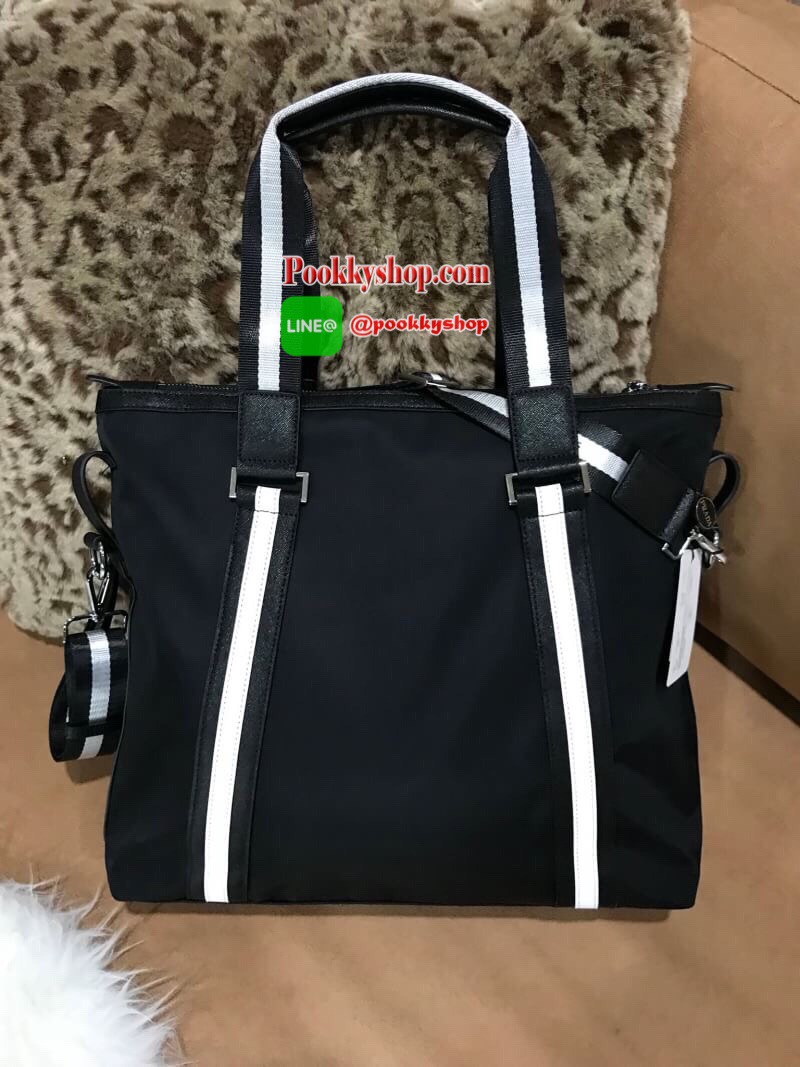 Don't Miss! PRADA NYLON LARGE HANDBAG กระเป๋าถือหรือสะพาย Limited edition VIP Gift With Purchase (GWP) จากเคาน์เตอร์แบรนด์วัสดุ Nylon&Polyester100% เนื้อหนาคุณภาพดีตามแบบฉบับแบรนด์ ด้านหน้าประดับโลโก้เปิดปิดด้วยซิปสะดวกใช้ หูกระเป๋าและสายสะพายสีดำตัด