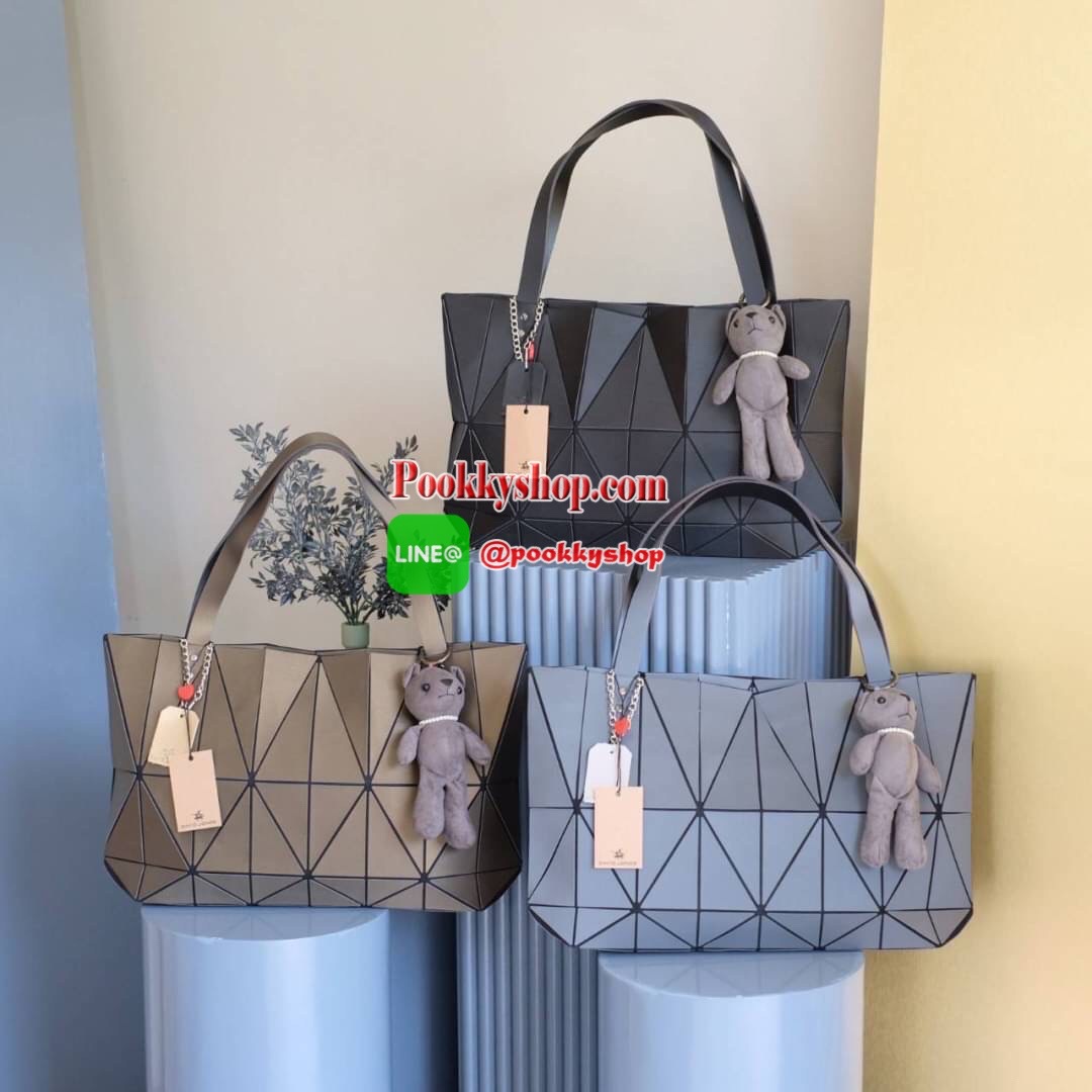 ห้ามพลาดเลยค่า รุ่นขายดี ได้สีใหม่มาเพิ่มสวยอีกแล้ว ทรงสุดฮิตจากแบรนด์ David Jones ใบนี้ มาพร้อมกับน้องหมี สีเข้า set กับกระเป๋าคะ กระเป๋า ทรง Tote ตัวกระเป๋าเย็บติด ด้วยแผ่นอคิลิค สุดหรู ดีไซน์เกร๋ จุดเด่นที่ น้ำหนักเบา สามารถ ถือ หรือ สะพายไหล่ได้คะ ใบใ