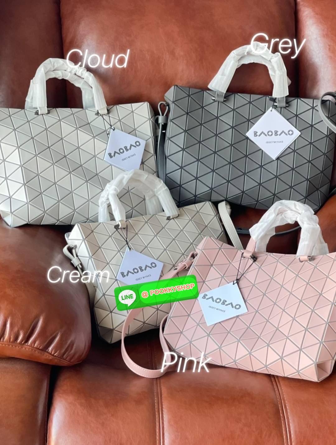 💕BAO BAO ISSEY MIYAKE TONNEAU เป็น ซีรีย์ที่มีเอกลักษณ์เฉพาะตัว ด้วยแผ่นสามเหลี่ยมที่มีสัญลักษณ์เท่ากันทุกด้าน และยังผสมผสานงานดีไซน์ อันสง่างามเท่ากับฟังก์ชั่น การใช้งานสุดพิเศษ โดยมีจุดเด่นที่ซิปด้านบน สำหรับเปิดปิดและมีสายสะพายไหล่ ที่สามารถถอด