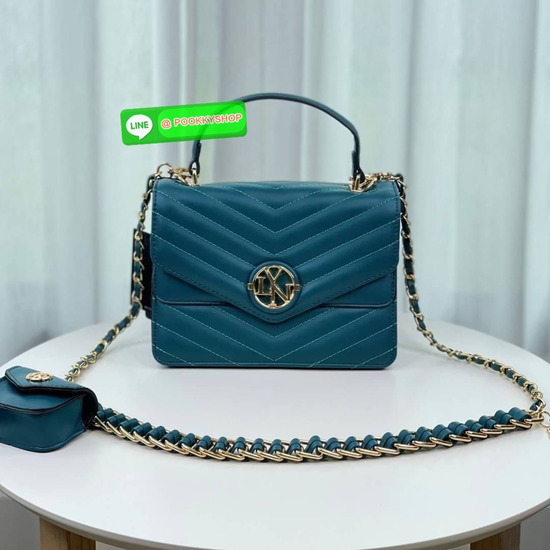 Lyn คอลใหม่ สายสะพายยาว สามารถถอดออกได้ ด้านในแบ่งเป็น 2 ช่องใช้งาน ฝากระเป๋าเปิดปิดด้วยกระดุมแม่เหล็ก