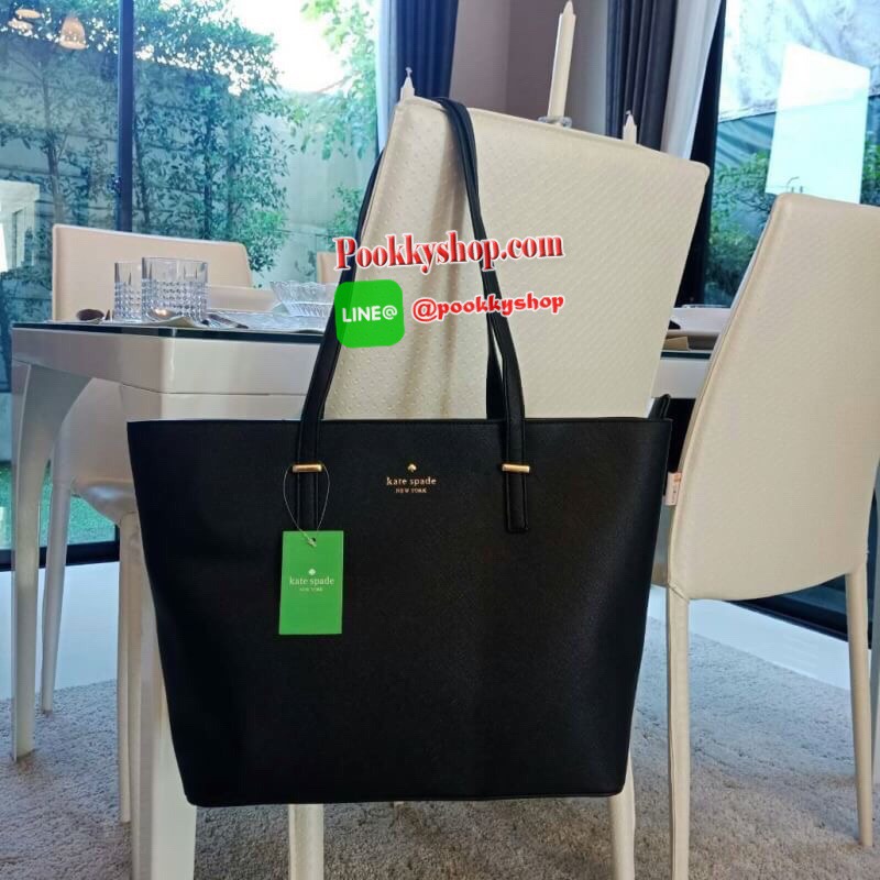 รุ่นขายดี กลับมาพร้อมส่งอีกครั้งคะ!!! KATE SPADE รุ่น CEDAR STREET MEDIUM HARMONY BAG ของแท้ กระเป๋าแบรนด์ KATE SPADE CEDAR STREET MEDIUM HARMONY BAG กระเป๋าสะพายทรง Tote Bag หนัง Saffiano สวยหรูอยู่ทรง ด้านหน้าประดับโลโก้สีทองสวยหรู ภายในมีช่องซิปและช่อง