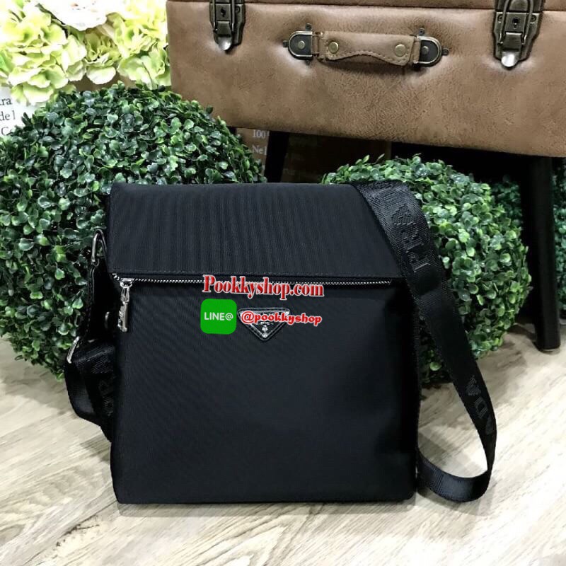 ห้ามพลาด! PRADA MESSENGER BAG VIP GIFT WITH PURCHASE (GWP) กระเป๋าสะพายทรงเหลี่ยมพรีเมี่ยมกิ๊ฟ Limited edition จากเคาน์เตอร์แบรนด์ วัสดุ Nylon เนื้อหนาด้านหน้าประดับโลโก้แบรนด์ดีไซน์คลาสสิคไม่มีเอ้าท์ ขนาดกำลังดี เปิดปิดด้วยซิปสะดวกใช้ ด้านหลังมีช่องซิป ห