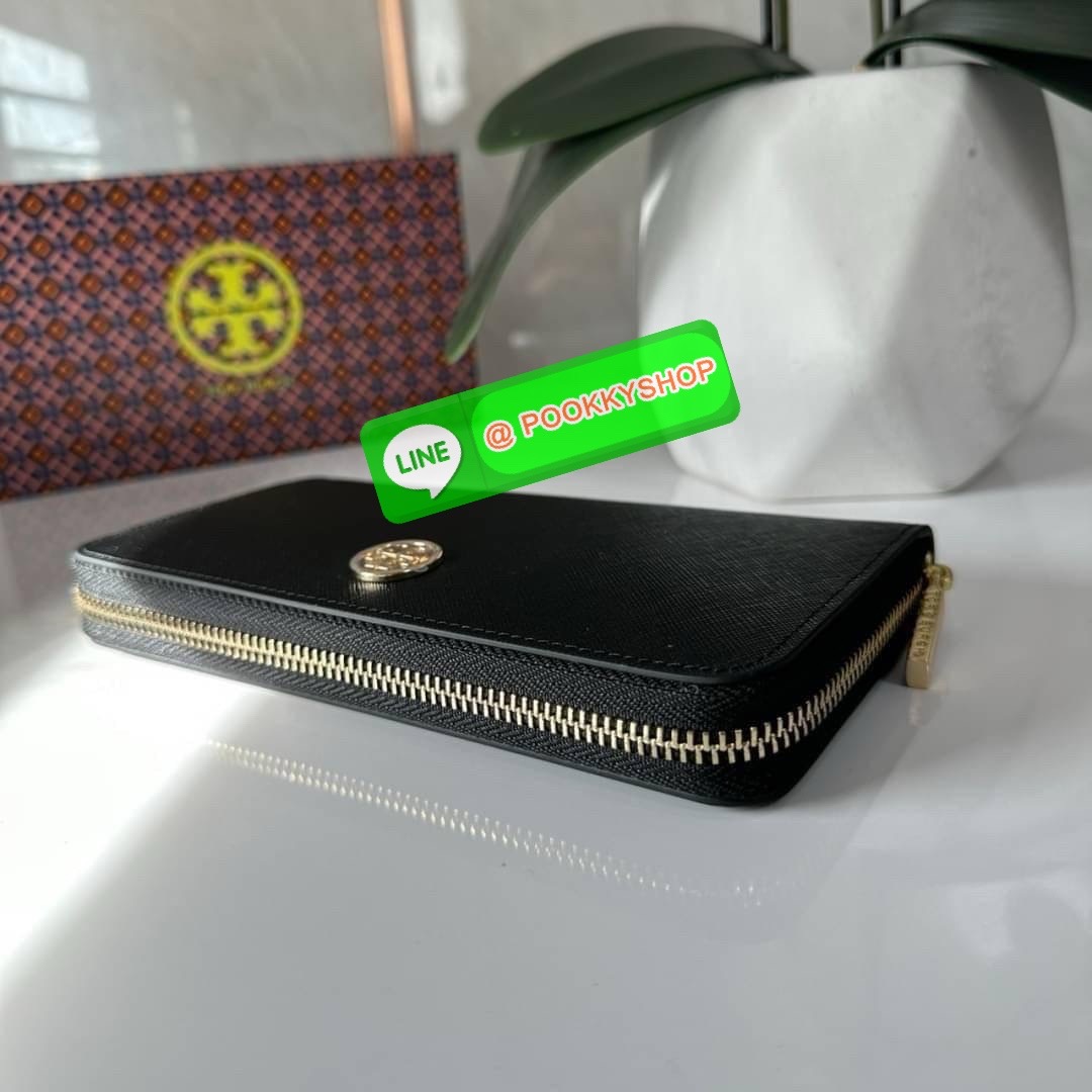 TORY BURCH ROBINSON MULTI GUSSET ZIP CONTINENTAL WALLET กระเป๋าสตางค์ใบยาว แบ่งสัดส่วนด้วยช่องซิปตรงกลางสำหรับใส่เหรียญ มีช่องใส่บัตร และใส่ธนบัตรได้ วัสดุหนังแท้ เปิด-ปิดกระเป๋าแบบซิปรูด ใส่โทรศัพท์มือถือได้ วันชิวๆพกกระเป๋าสตางค์ใบเดียวสะดวกมากค่ะ