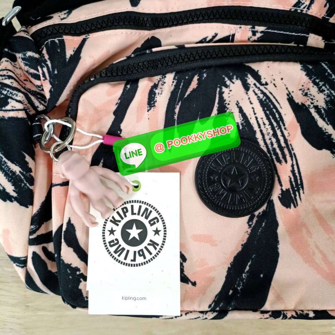 KIPLING RETH CROSSBODY BAG วัสดุ Nylon+polyester กระเป๋าสะพายข้างหรือ สะพาย Crossbody ได้ เปิด-ปิด ด้วยซิปปั๊มแบรนด์ที่หางซิป พร้อมช่องช่องหน้าแยกใส่ของใช้เล็กๆ น้อยๆ ได้ ช่องหลัก 2 ช่อง ด้านในโล่งกว้าง สามารถจุสัมภาระได้เยอะ มีช่องซิปด้านในและสายคล้องพวง