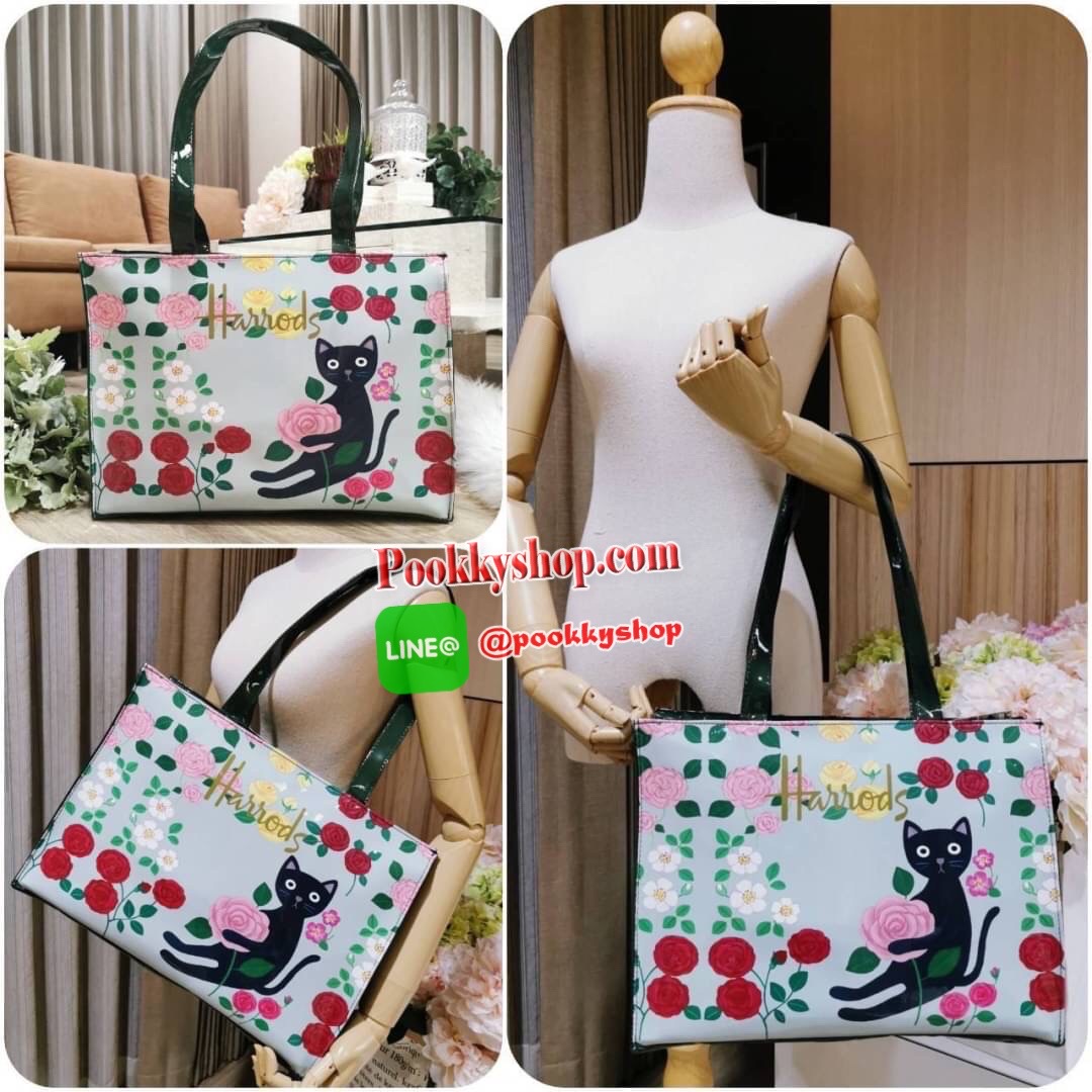 Restock พร้อมส่งแล้วค่ะ! Harrods London Top-handle Shopping Bag Large กระเป๋า Shopping Bag (Size L) แบรนด์ดังจากอังกฤษไอเท็มยอดนิยม PVC+Polyester 100% ของแท้ใบใหญ่ เนื้อหนาอยู่ทรง กันน้ำ แข็งแรง น้ำหนักเบา เปิดปิดด้วยซิปสะดวกใช้หัวซิปปั้มโลโก้แบรนด์อะไหล่