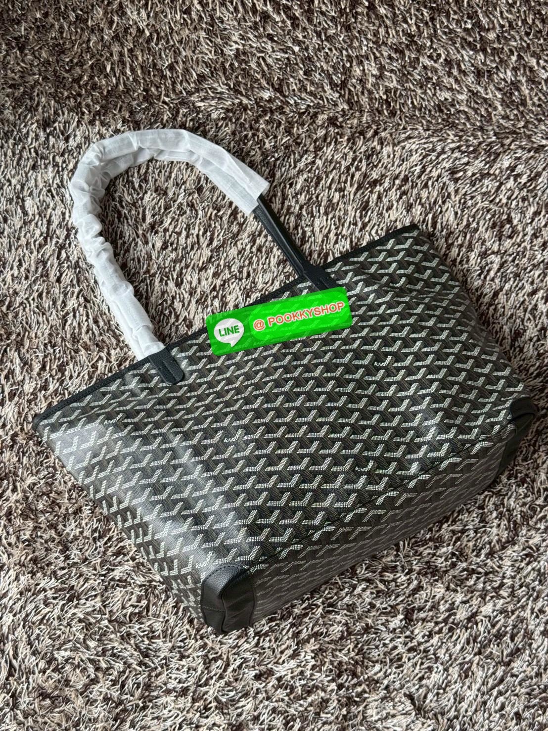 Goyard Artois MM Bag กระเป๋า Artois MM เป็นกระเป๋าที่มีซิปด้านบนเพิ่มคงามปลอดภัย ภายในพื้นที่กว้างเพื่อจัดระเบียบข้าวของของคุณ มันโดดเด่นด้วยฐานด้านล่างทั้งสองมุมเย็บต่อด้วยหนังใช้งานในแบบทางการหรือกึ่งทางการก็ได้