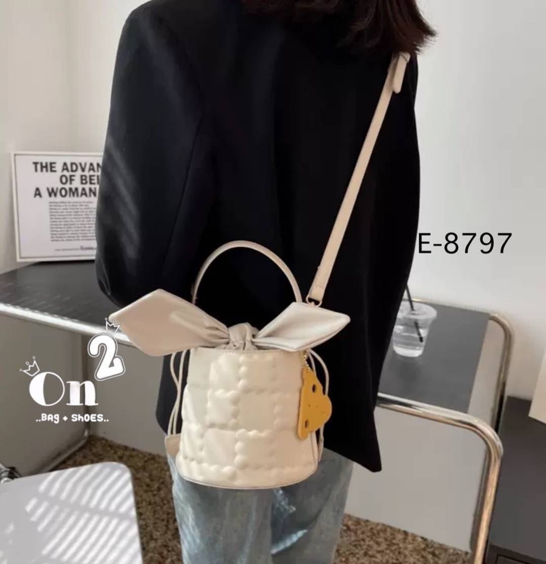 กระเป๋าสะพายแฟชั่นทรงถัง เปิดปิดแบบหูรูด มัดเป็นโบว์น่ารักมากค่ะ มาพร้อมสายสะพายยาว จะถือหรือสะพายก็เริ่ดคร่า