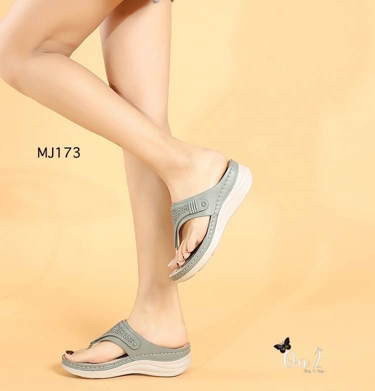 New....รองเท้าลำลองแบบหนีบดีไซน์สวยทั้งยังเป็นรองเท้าเพื่อสุขภาพด้วยค่ะ พื้นช่วยลดแรงกระแทกจากการเดินได้ดี ป้องกันการเดินแล้วเท้าพลิกได้ทำจากวัสดุคุณภาพดีมีกันลื่นแบบสวยดีต่อใจคะ ต้อง cf กันเลยจ้า
