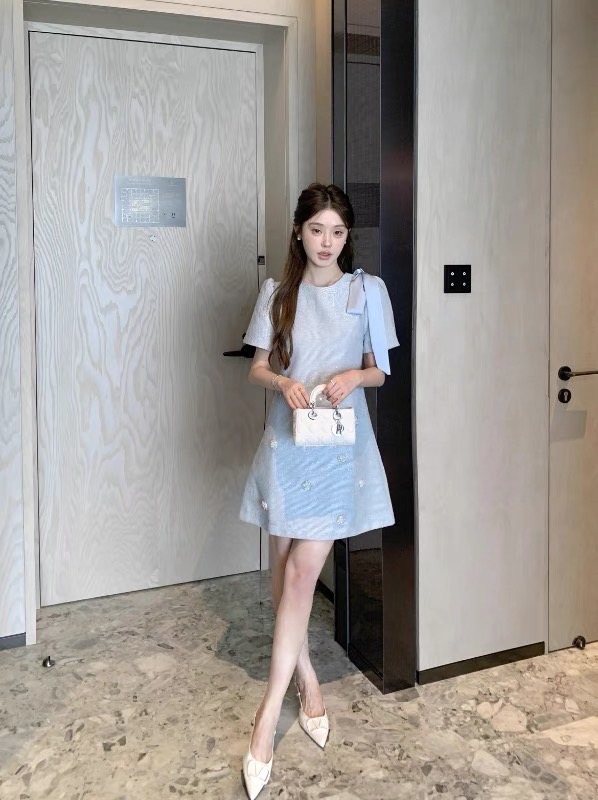 เดรสแฟชั่น เดรสดีไซน์เก๋ ชายกระโปรงด้านหน้า แต่งดอกไม้คริสตัลสวยหรูโดดเด่น