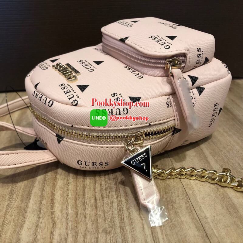 GUESS Factory Women's Evan Mini Crossbody กระเป๋าสะพายใบเล็กสุดน่ารักจาก guess มาแล้วค่า ไอเท็มสุดน่ารัก วัสดุทำจาก pu สกรีนลายสุดน่ารัก ด้านหน้ามีโลโก้ มีพวงกุญแจสวยเก๋ สายสะพายมีสายโซ่สลับหนังปรับได้ 5 ระดับ ด้านบนมีหูหิ้วจับถนัดมือ กระเป๋ามี 1 ช่อ