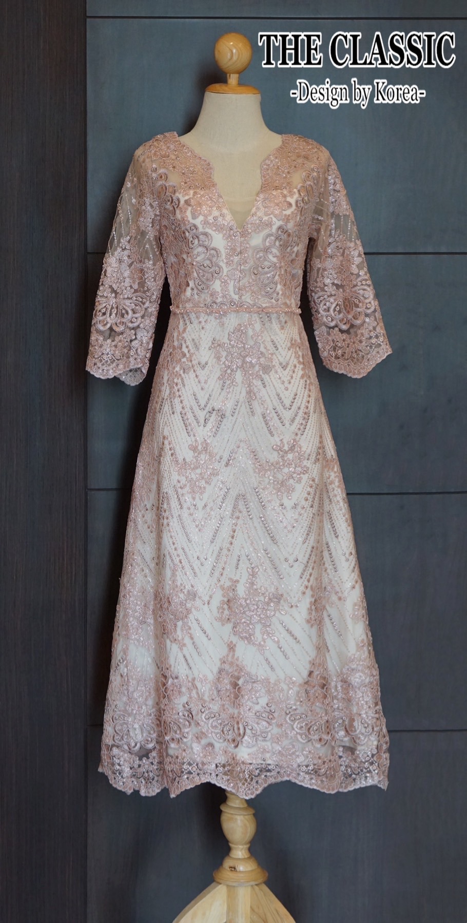 เดรสแฟชั่น ชุดยาวออกงาน ใช้ผ้าเนื้อดีปักลวยลายด้วยเลื่อมเล็กๆ ประกายเพชรระเอียดยิบทั้งตัว