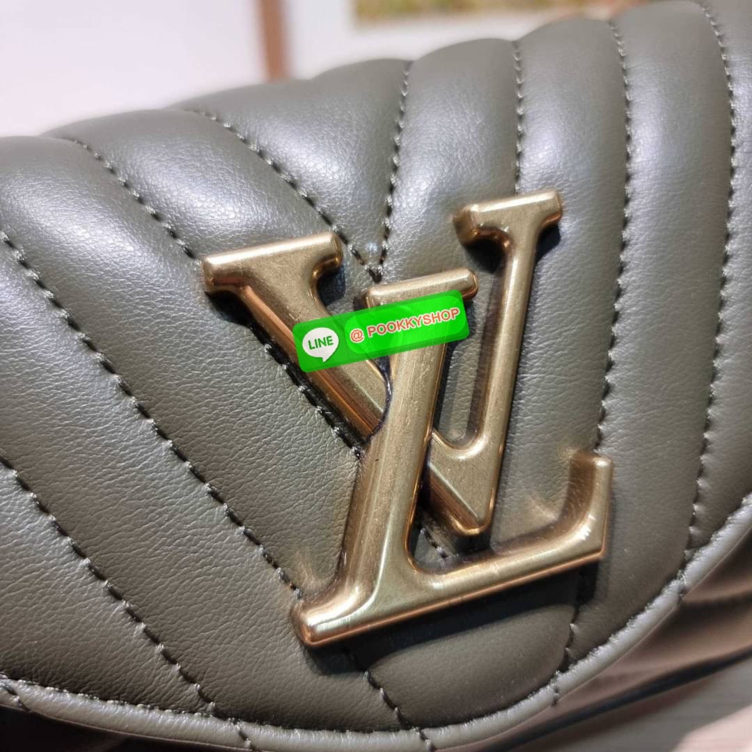 🔆 Model LV new wave pochette multi bag 🔆 Details กระเป๋าสะพายมัลติฟังก์ชั่น พรีเมี่ยมกิ๊ฟสุดหรู คุ้มจาก dutyfree มาพร้อม box set รับรองว่าดีงาม ลูกเล่นคลาสสิคผสานความวินเทจ มีสายสะพายให้ 2 เส้น และกระเป๋าใบลูก เล็กน่ารัก ภายในเป็นช่องโล่ง