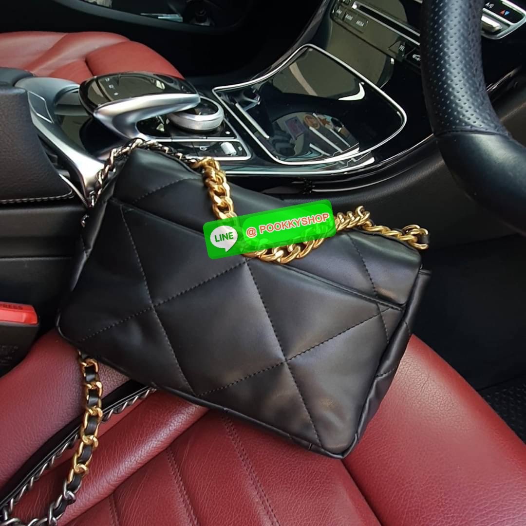 ต้อนรับเทศกาลแห่งความสุข กับกระเป๋างานกิฟท์ CHANEL VIP GIFT CROSSBODY BAG ทรงหรู หนังพียูพรีเมี่ยมหนังนิ่ม อะไหล่ทองวินเทจผสมเงิน มีหนังรองบ่า สวยหรูมากเปิดปิดด้วยตัวหมุน ด้านในบุผ้าสีแดงใส่กระเป๋าสตางค์ได้ถึงใบยาว มือถือได้ทุกรุ่น พร้อมช่องซิปให้อีกหนึ่ง