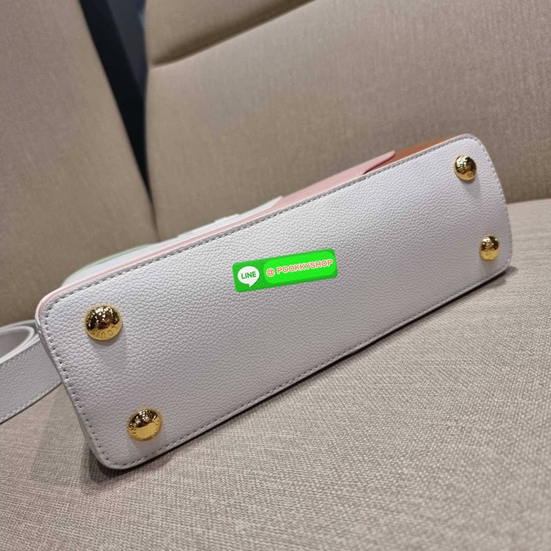 NEW IN!! LV capucines top handle วีไอพีพรีเมี่ยมกิ๊ฟจากเคาน์เตอร์ ที่สุดของความสวยในราคาเบาๆ กระเป๋าถือสุดหรู ดีไซน์ทรงคลาสสิค พร้อมลวดลายหรูหรา มาพร้อมหูจับในตัว ด้วยรูปทรงวินเทจและวัสดุหนังแท้ ขับผิว ทำให้ไอเท็มนี้สะกดทุกสายตาจริงๆ และยังมีลูกเล่นที่ฝาป