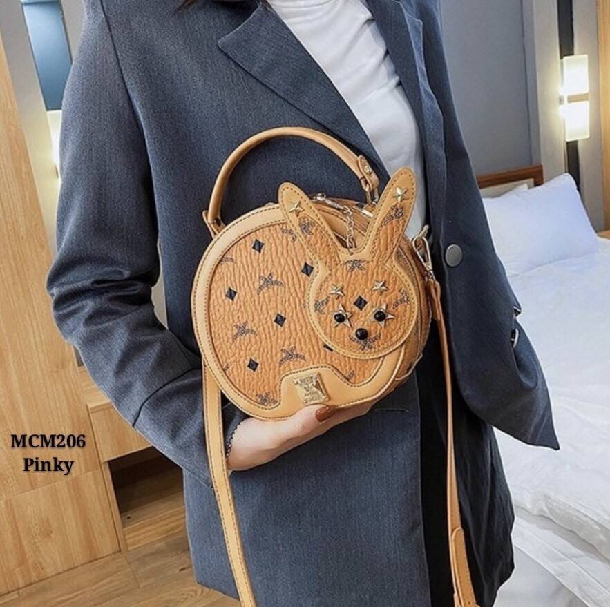 กระเป๋าสะพายทรงกลมสไตล์mcm งานนำเข้าน่ารักสุดๆ ทรงกลมแข็งแรง อยู่ทรง ซิปดี ด้านในกว้าง สายสะพายถอดได้ ถือก็น่ารัก เด่นสุดพร้อมด้วยปอมเข้ากัน แต่งหมุดแน่นๆ สวยอย่าบอกใคร