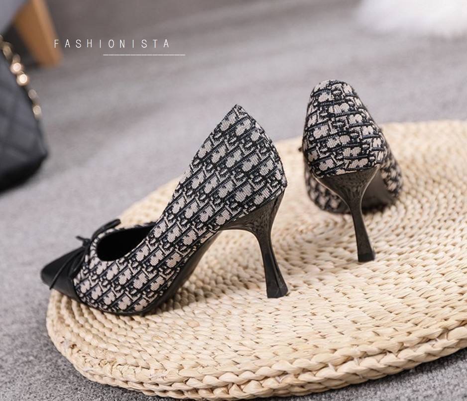 สินค้าล็อตใหม่เข้าเพิ่ม พร้อมส่งค่ะ หรูหราดูดีมีระดับ งานสวยมากเว่อร์!! รองเท้าคัชชูส้นสูงทรง casual วัสดุหนัง pu เนื้อหนาขึ้นทรงคุณภาพดี บุผ้าทอลายสไตล์แบรนด์ดิออร์ ส้นสูง 7 c.m. เพิ่มความเก๋ตกแต่งโบว์ด้านหน้า ใส่แล้วดูเท้าเรียว ลุคนี้เรียบหรูดูแพงมากๆค่