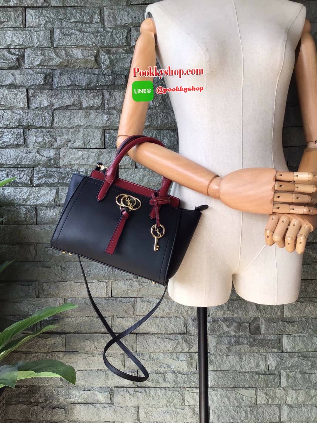 New Collection!!! LYN CROSSBODY BAG กระเป๋าสะพายไหล่ / กระเป๋าถือ ทรงปีกคอลเลคชั่นใหม่ สีทูโทน สวยโดดเด่น(!!)มาพร้อมกับรูปทรงดีไซน์สุดคลาสสิค ตกแต่งด้านหน้าห้อยพวงกุญแจ Lyn สุดเก๋ มาพร้อมกับสายสะพายยาวปรับระดับได้ เปิดปิดด้วยซิป ภายในโล่งกว้าง แยกเป็นสัดส