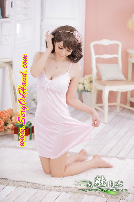 ชุดนอนเซ็กซี่ Extra-Size ชุดนอน ซาติน สายเดี่ยว สีชมพูอ่อนแต่งลูกไม้ ช่วงอก เนื้อผ้าซาตินนุ่มลื่น ใส่เย็นสบาย แบบชุด สวย คลาสสิคมาก คะ +G-string