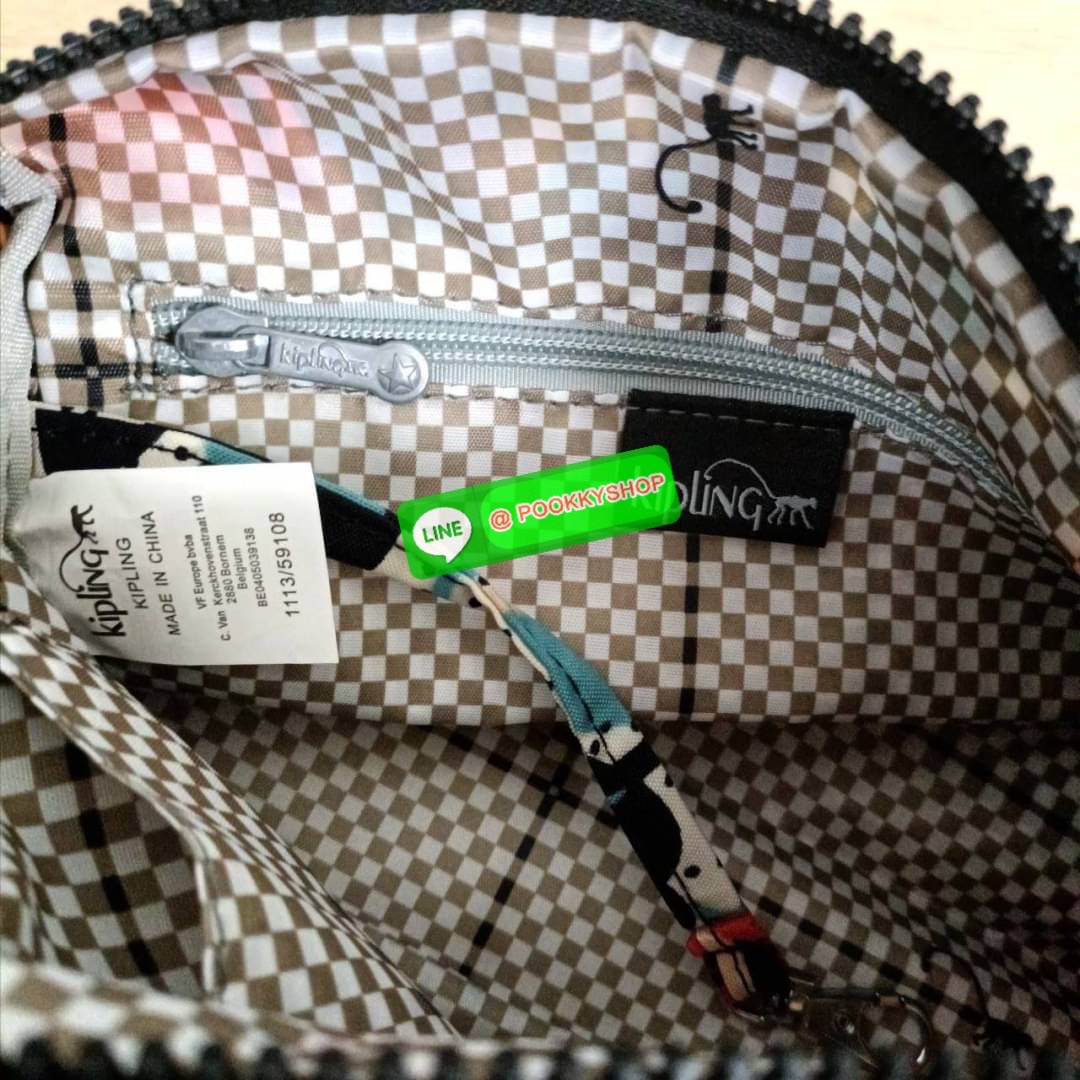 KIPLING Mini Crossbodybag กระเป๋าสะพายข้างขนาดกะทัดรัด ผลิตจากวัสดุ Nylon + ซับใน Polyester100% มีช่องใช้งานแยกย่อยมากถึง 4 ช่อง -ด้านหน้ามีช่องซิป 2 ช่อง -ช่องหลักโล่ง กว้าง จุของใช้ได้เยอะ -ด้านหลังมีช่องซิปอีก 1 ช่อง มาพร้อมพวงกุญเเจลิง สายสะพายยาวสมาร