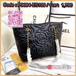 CHANEL Camellia Limited Edition Tote Bag กระเป๋าสะพายหนังแกะสีดำ ด้านหน้าลายดอกไม้คาเมลเลียสีดำ ซิปโลโก้CHANEL สายสะพายไหล่โซ่สลับหนัง จุของได้เยอะ หายาก