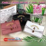 New! รุ่นใหม่พร้อมส่งค่า LYN FABULOUS BAG กระเป๋าดีเทลเก๋ ตัวกระเป๋าอยู่ทรง เดินด้ายเป็นตัวอักษรพร้อมประดับโลหะแมลง รุ่นนี้อะไหล่จะเป็นสีวินเทจๆ เปิดปิดด้วยตัวกดล็อก ด้านในเป็น 2 ช่องใหญ่ จุของได้เยอะทีเดียวค่า มาพร้อมสายสะพายยาวถอดและปรับระดับสายได้ตามชอ