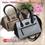 GUESS SAFFIANO HANDBAG กระเป๋าถือหรือสะพายรุ่นแนะนำจาก GUESS หนังปั้มลาย GUESS สวยหรูอยู่ทรงสไตล์ PRADA ใบใหญ่จุสุดๆ ด้านหน้ามีโลโก้แบร์น เปิดปิดด้วยซิปสะดวกใช้ ภายในมีโลโก้ ช่องซิป ช่องใส่มือถือ หูจับแข็งแรงสะพายไหล่ได้มาพร้อมสายสะพายยาวถอดปรับได้ ตัวจริ