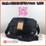 กระเป๋าสะพาย THE NORTH FACE ตัวกระเป๋าเปิด - ปิดด้วยซิป ด้านหน้ามีช่องซิป 1 ช่อง ด้านบนมีช่องซิป 2 ช่องใหญ่ ภายในมีช่องซิปเล็ก และช่องใส่ของ 2 ช่องค่ะ สายสะพาย สามารถปรับได้ Free Size