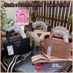 Guess Aretha Mini Satchel กระเป๋าขนาดกระทัดรัด วัสดุทำจากหนัง PU สังเคราะห์นุ่มมือมาก น้ำหนักเบา โลโก้แบรนด์สีทองด้านหน้าดูหรูหรา สายผ้าแคนวาสถอดได้ ด้านในแบ่งเป็นสัดส่วน มีซิป น่ารักมากๆค่ะรุ่นนี้