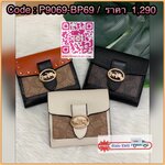 COACHGEORGIE SMALL WALLET IN SIGNATURE ((6791//7250) พร้อมส่ง!! กระเป๋าเงินใบสั้น หนังแท้ชั้นดีค่ะ! 🌈ด้านหน้าสวยหรูด้วยอะไหล่โลโก้แบรนด์ พร้อมเป็นช่องกระดุมสำหรับใส่เหรียญและช่องเสียบบัตรหนึ่งช่องนะคะ