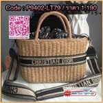 ทรงนี้จุของได้เยอะค่ะ ดาราเซเลปใช้กันเยอะเลยจ้า สาวๆ ต้องมีนะจ๊ะใบนี้น่ารักมากค่ะ แมทกับเสื้อผ้าได้ง่าย ดูเรียบหรูค่ะ กระโปรงสาน Chistian Dior แต่งลายชื่อแบรนด์ มีสายยาวครอสบอดี้ได้ค่ะ หรือจะถือก็น่ารักมากค่ะ ลุคคุณหนูมากค่ะ งานคุณภาพการันตี