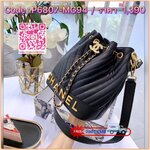 30998 Chanel สะพายข้าง วัสดุตัวกระเป๋าทำจากหนังผสมอย่างดีเย็บลายตัวv รุ่นใหม่ล่าสุด งานจริงหนังนุ่มมากๆ อะหลั่ยสีทอง ด้านหน้ามีlogo chanel ป้ายสวยมาก ปากกระเป๋าเป็นปากรูดเป็นสายโซ่สีทองร้อยหนังมีตัวล็อคlogo chanel มาพร้อมสายยาวเป็นหนังผสมสีเดียวกับตัวกระเ